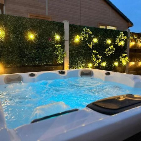Elder Cabin With Hot Tub 约克 外观 照片
