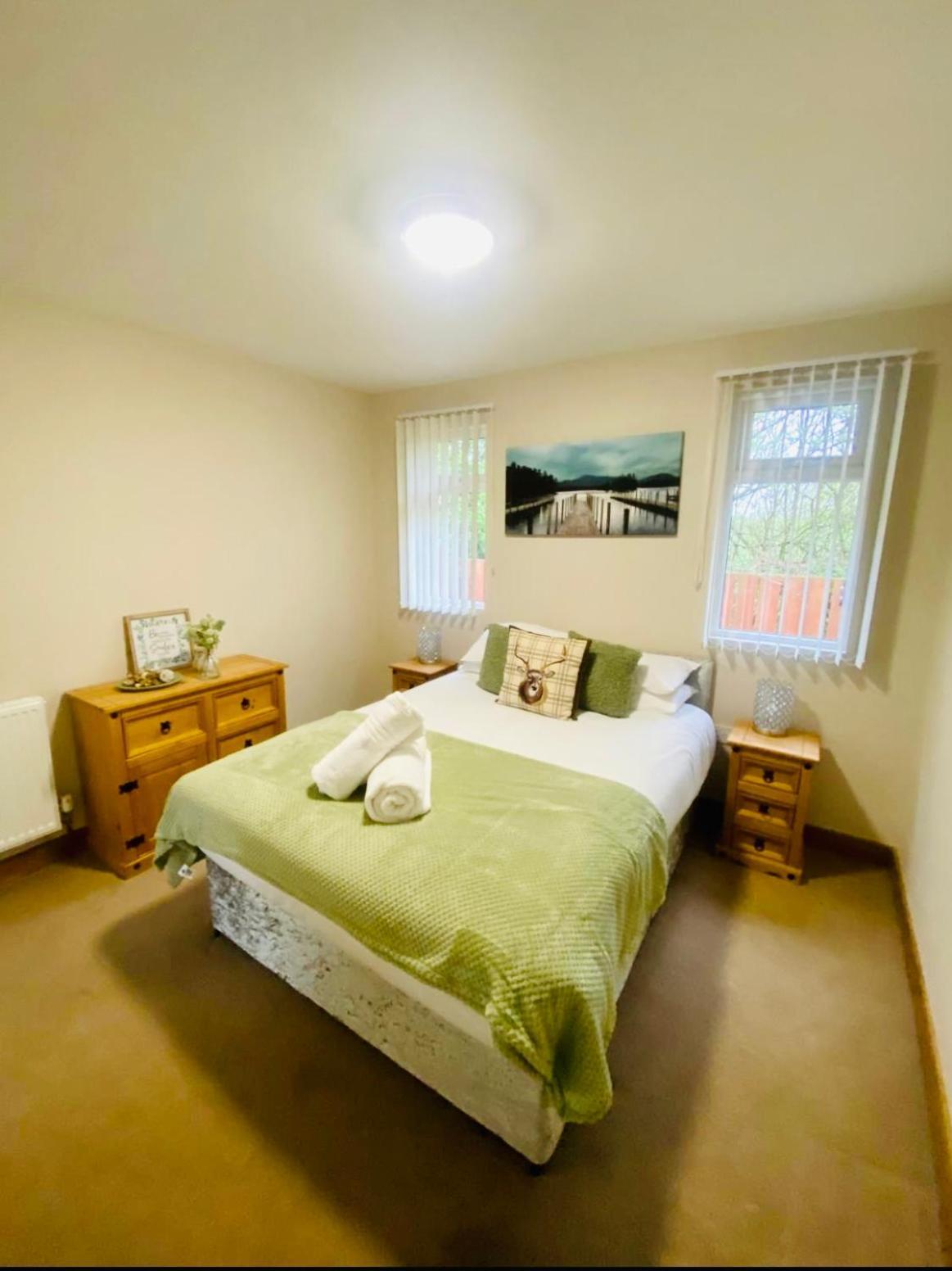 Elder Cabin With Hot Tub 约克 外观 照片